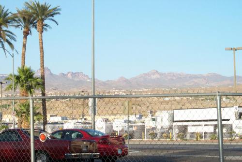 086 2001-04-30 MOUNTAINS IN BACK GROUND LAUGHLIN