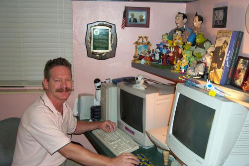 394 2001-10-17 Dave Bullard at his computer desk