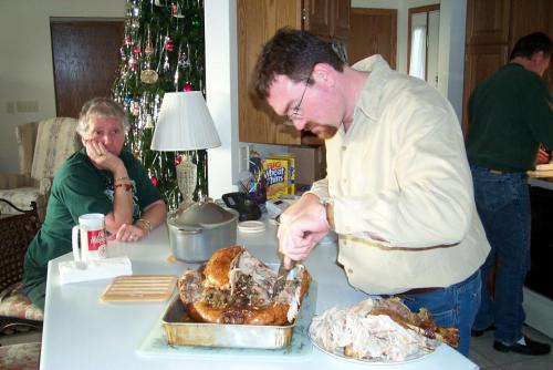 473 2003-11-27 JEFF CARVING THE TURKEY