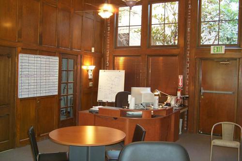 309 2004-07-17 JOHNNY'S OFFICE