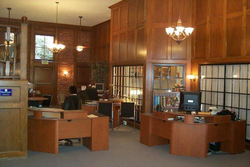 317 2004-07-17 JOHNNY'S OFFICE