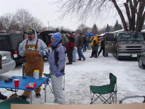 010 2005-01-09 FANS IN THE PARKING LOT