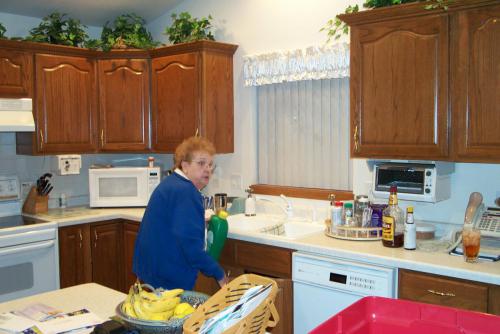 473 2005-11-30 CAROL IN KITCHEN XMAS