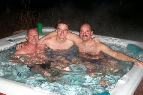 001 2006-01-16 JUSTIN HERE WITH MARK & BILL IN HOT TUB